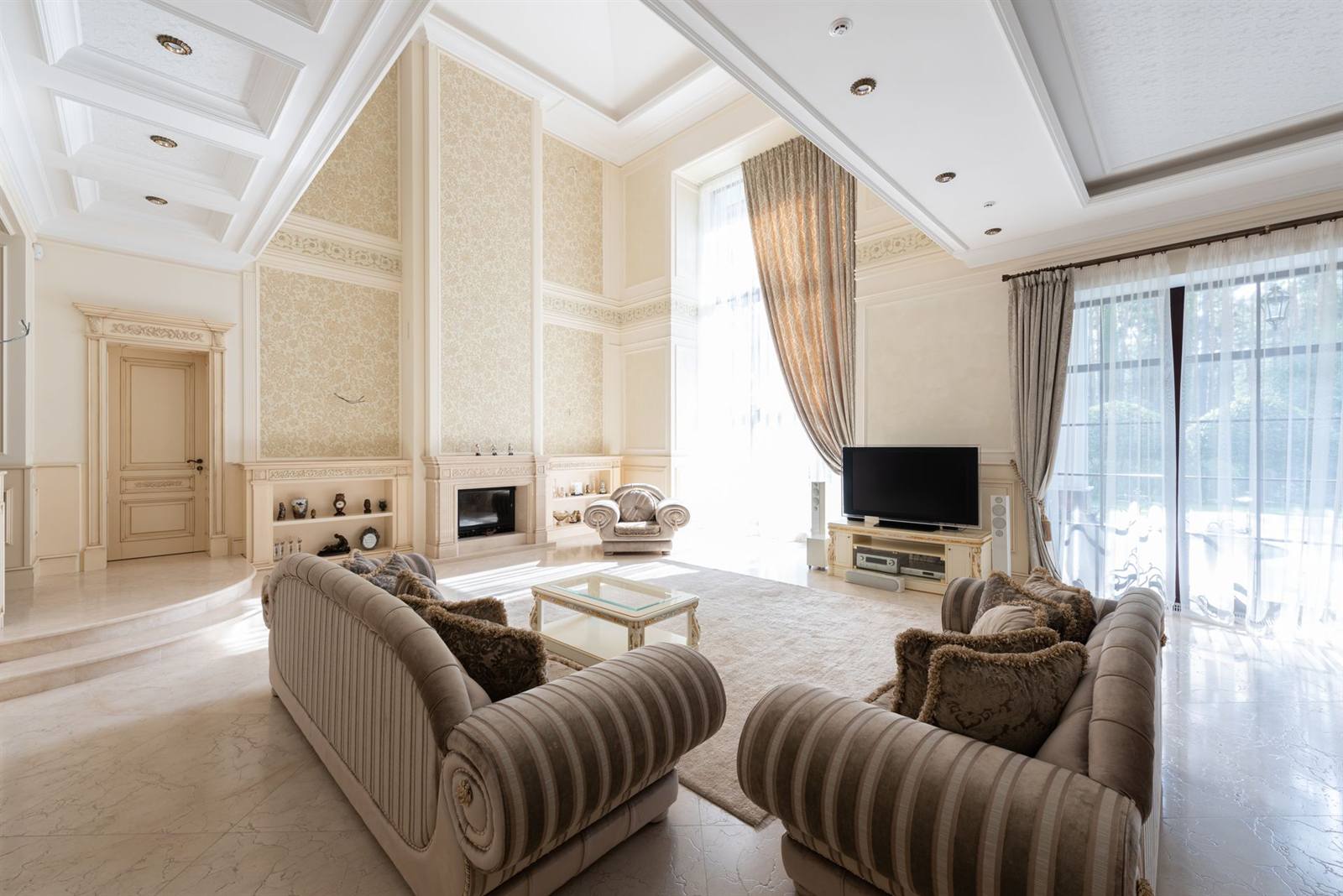 Spacious, bright living room